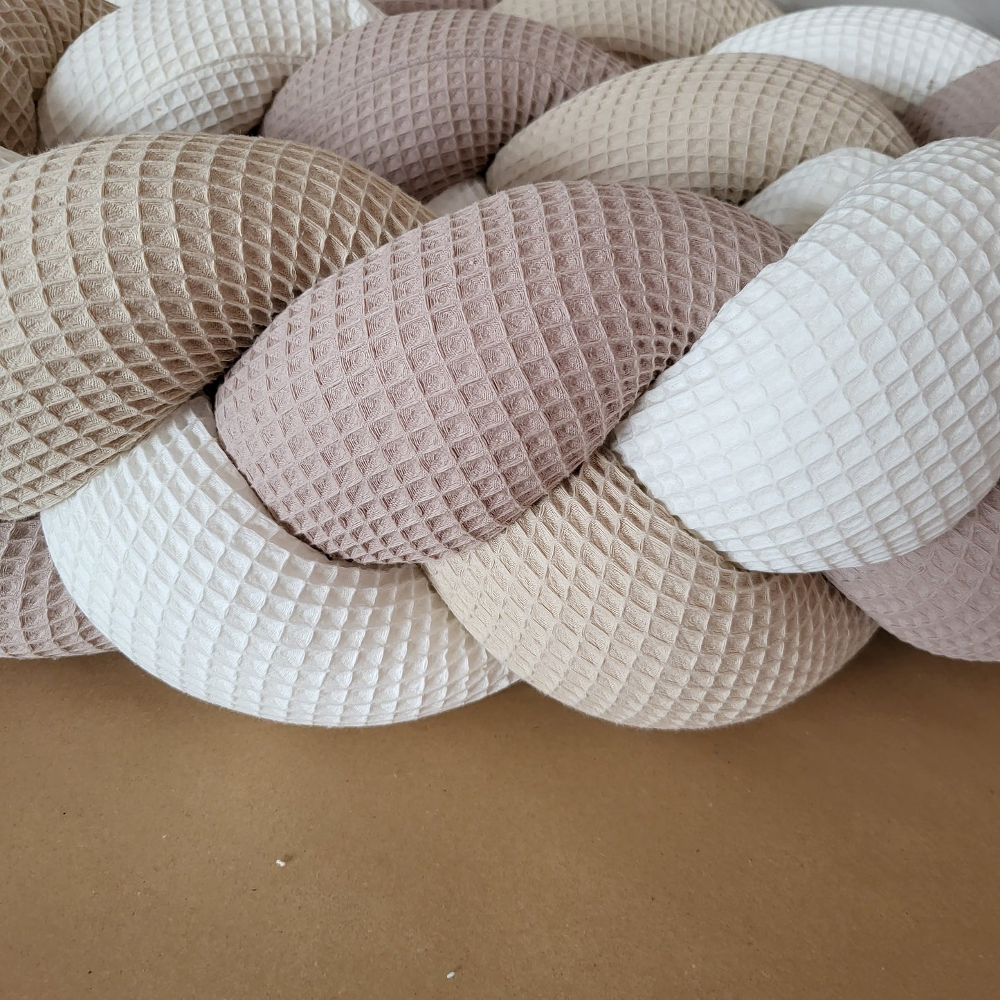 Geflochtene Bettschnecke / Bettschlange Hellbeige, Dunkelbeige und Weiß