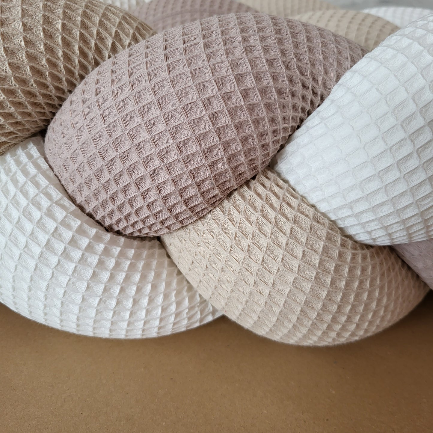 Geflochtene Bettschnecke / Bettschlange Hellbeige, Dunkelbeige und Weiß