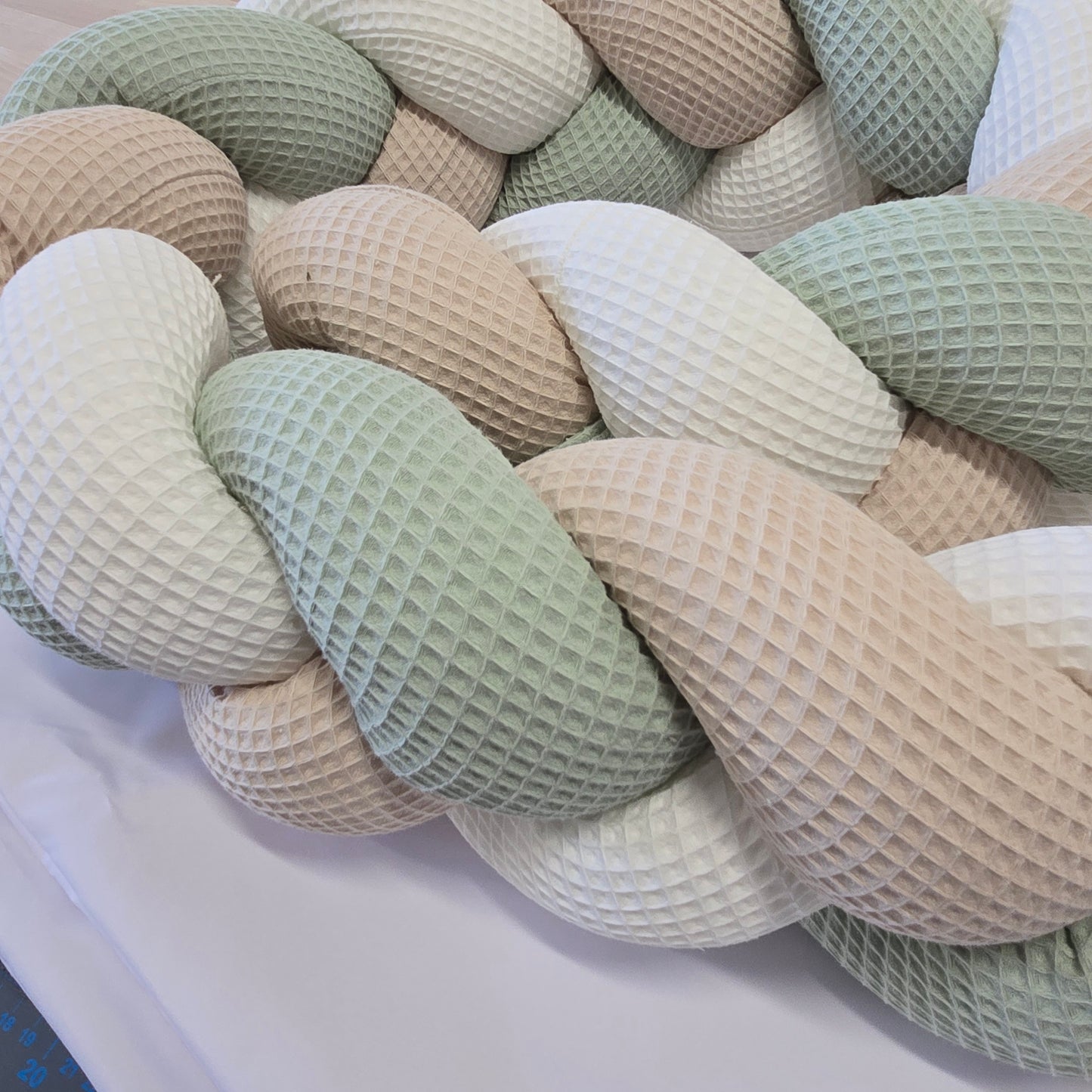 Geflochtene Bettschnecke / Bettschlange Hellbeige, Hellmint und Weiß