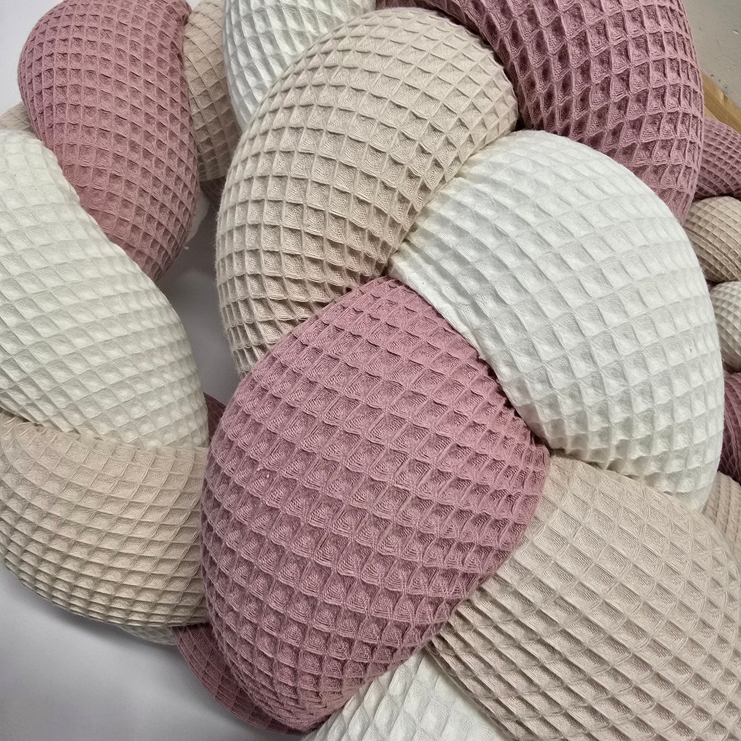 Geflochtene Bettschnecke / Bettschlange Hellbeige, Weiß und Altrosa