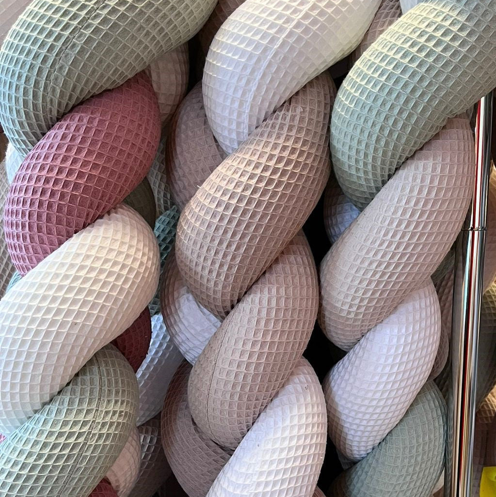 Geflochtene Bettschnecke / Bettschlange Hellbeige, Hellmint und Weiß
