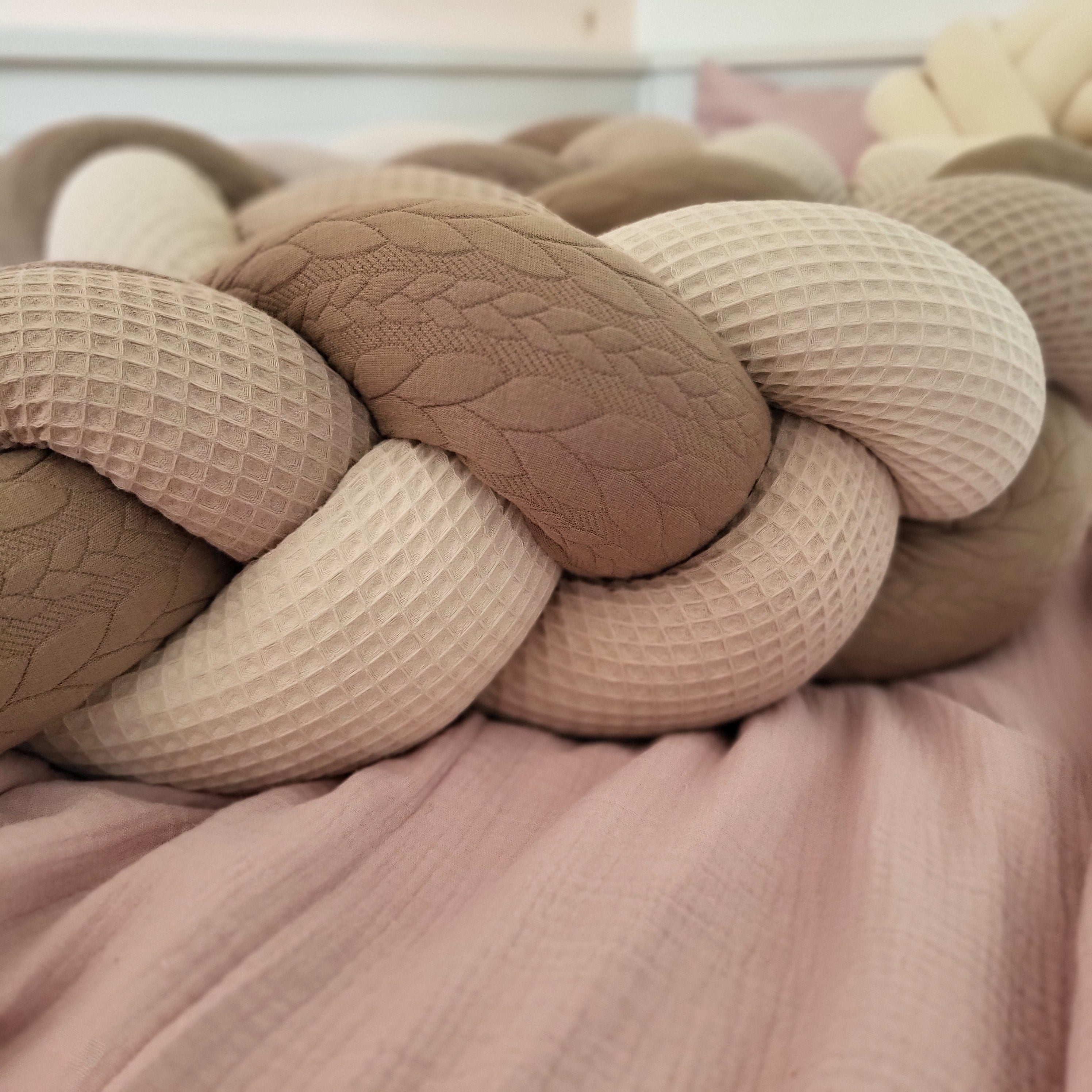 Geflochtene Bettschnecke / Bettschlange Zopfmuster Mila - Baby-Anmata