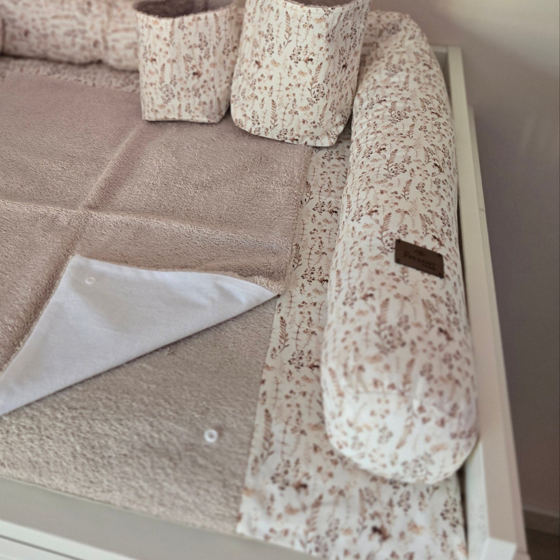 Wickeltischschlange Retroblume für Wickelauflage - Baby-Anmata