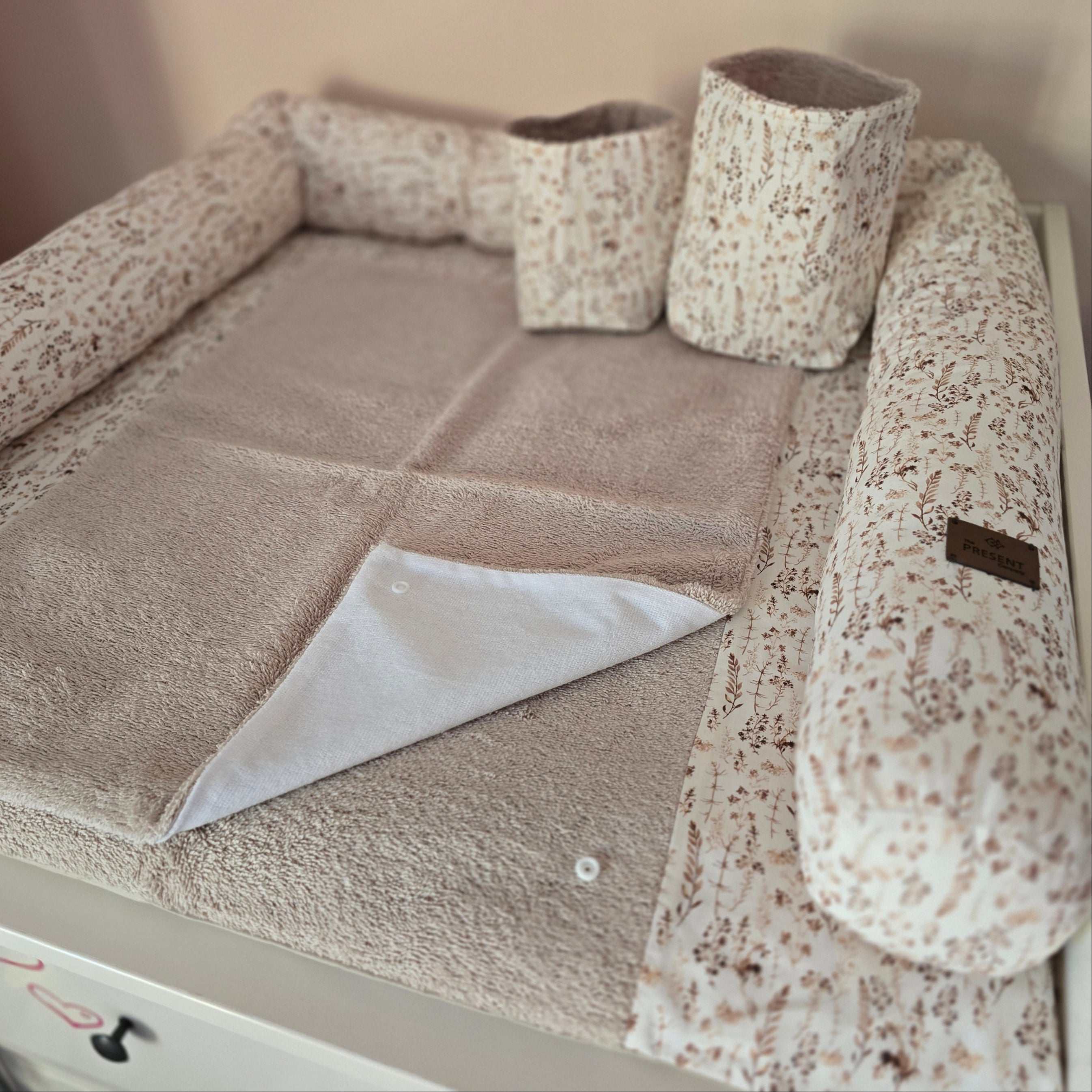 Wickeltischschlange Retroblume für Wickelauflage - Baby-Anmata