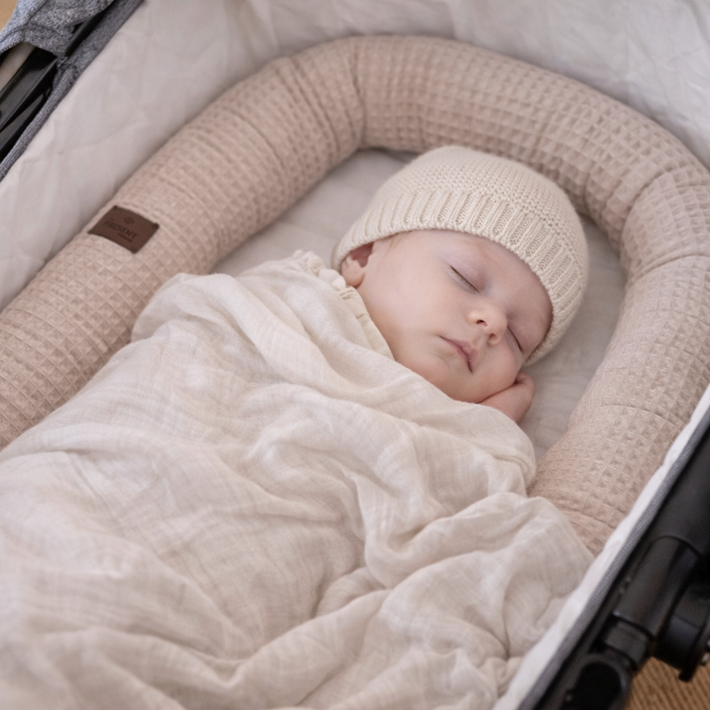 Kinderwagenschlange_in_beige_mit_Baby_the_present_company